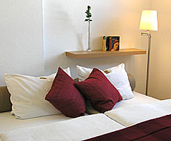 dwa lozka w pokoju sypialno mieszkalnym berlinie pokój berlin wynajecia mieszkania 