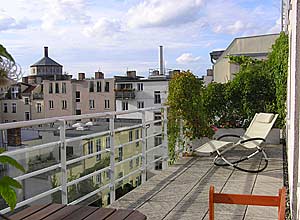 Blick von der Terrasse der Wohnung auf den Wasserturm - im Sommer mit Sitzmöglichkeiten