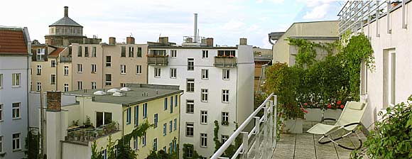 widok z tarasu na dachy kamienic dzielnicy prenzlauerberg
